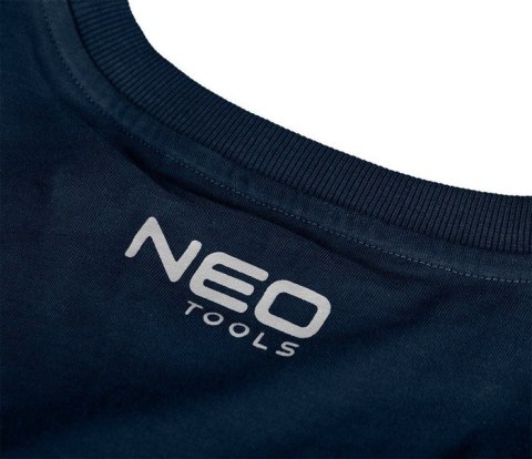T-shirt NEO TOOLS ma elastyczny dekolt i wszywkę imienną, które zwiększają wygodę i funkcjonalność odzieży.