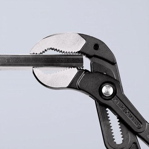 Szczypce Knipex do rur Ø 115 mm i nakrętek 120 mm – widok szerokich szczęk roboczych.