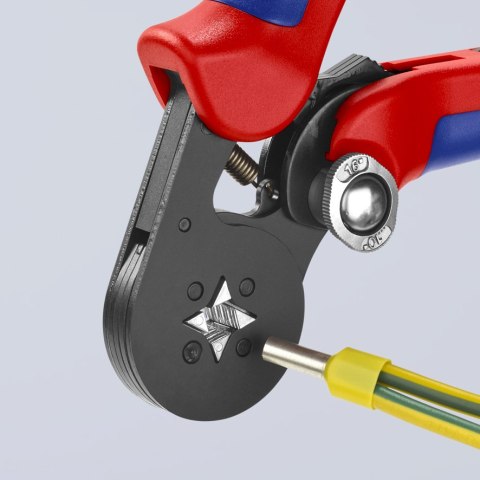 KNIPEX 97 53 04 w trakcie zagniatania tulejki kablowej – precyzyjne działanie.
