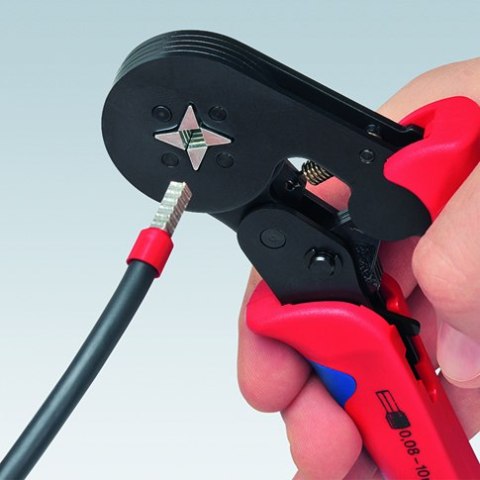 Samonastawne szczypce KNIPEX 97 53 04 w użyciu podczas instalacji elektrycznej.