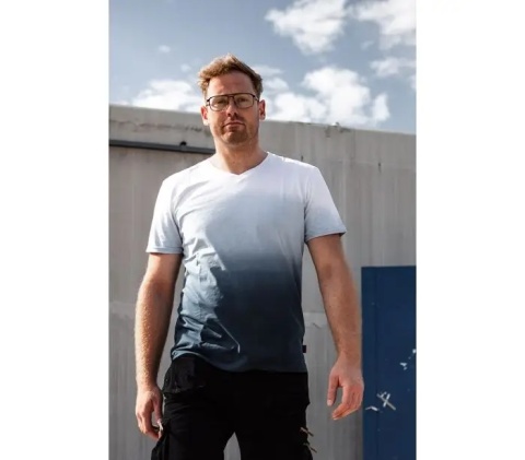 Stylowy T-shirt DENIM marki NEO z modnym wybarwieniem.