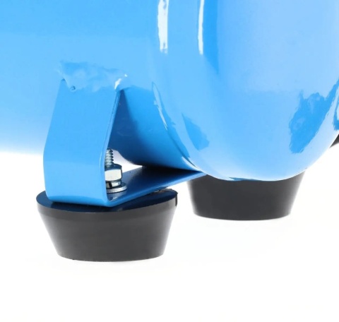 Kompresor olejowy posiada stopki gumowe zapobiegające przenoszeniu drgań na podłoże