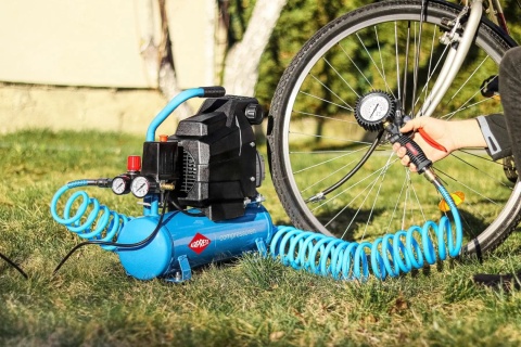 Kompresor przy uzyciu na działce pompując koło do roweru