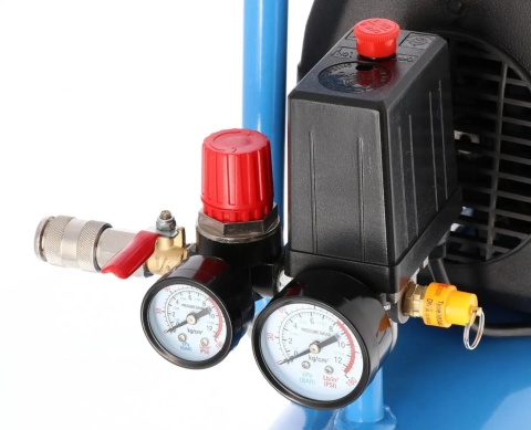 Mały zegar wsakzuje ciśnienie uchodzące za zbiornika a duży zagar ciśnienie w zbiorniku