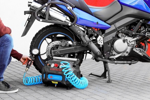 Pompowanie koła motocykla kompresorem   36943 H 215  6 litrów