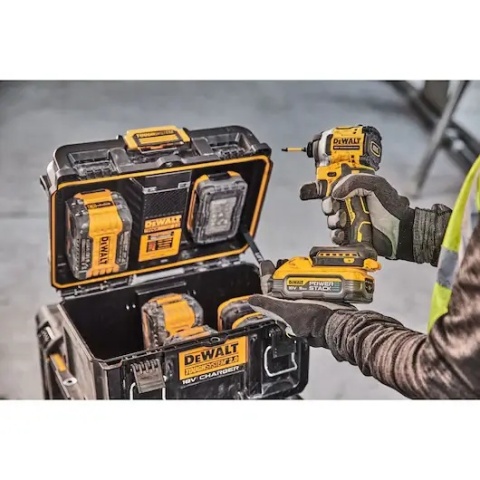 Ładująca skrzynia narzędziowa DEWALT – moc 360 W, czas ładowania 75 min.