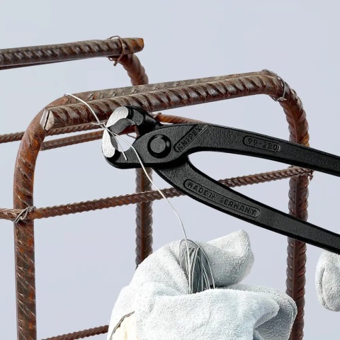 Zbrojenia drutem wiązałkowym przy użyciu obcęgów zbrojarskich