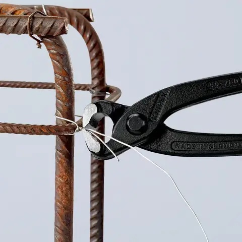 Zbrojenie drtów przy użyciu obcegów zbrojarskich od knipex