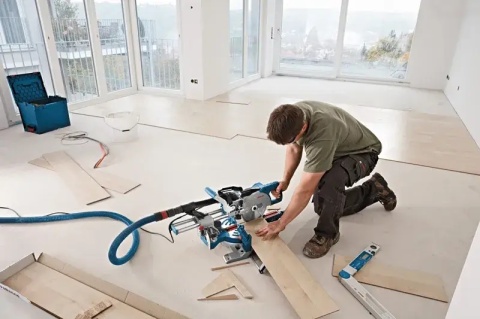 Bosch GCM 8 SJL Professional – ukośnica do paneli z laserem, czarna i srebrna, widok z boku