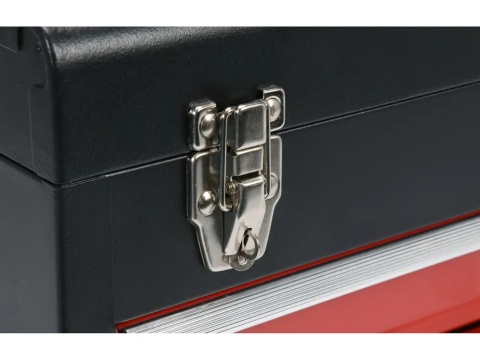 Skrzynka narzędziowa YT-08873 posiada możliwość zabezpieczenia zawartości poprzez założenie kłódki na zapięciach