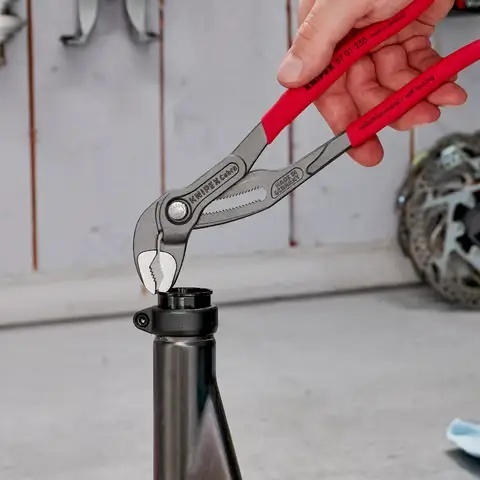 Szczypce nastawne KNIPEX Cobra® 87 01 250 – trwałe, wygodne i bezpieczne w pracy.