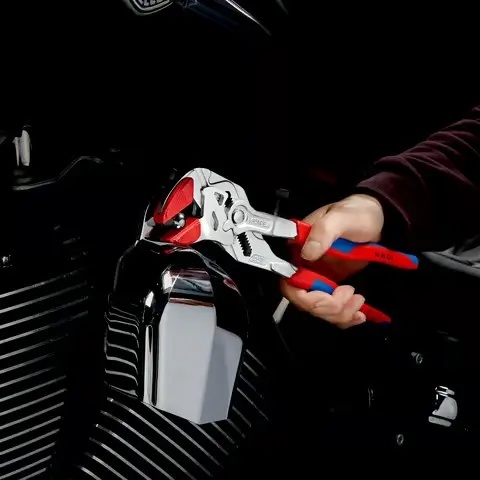 Szczypce-klucz 250 mm z rękojeściami wielokomponentowymi do profesjonalnych zastosowań.