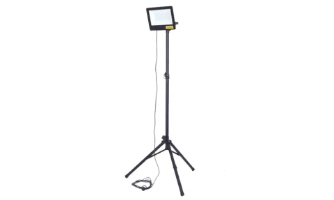 Lampa na statywie PARTNERSITE LM150AL o mocy 150W i jasności 15000 lm.