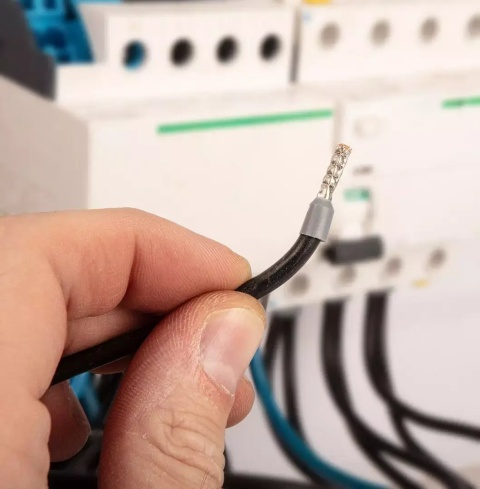 Zakres 0.1–16 mm² umożliwia pracę z różnymi końcówkami tulejkowymi.