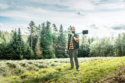 Ergonomiczny uchwyt D gwarantuje pewny chwyt i komfort pracy.