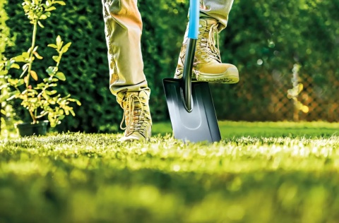 Idealny do kopania, sadzenia i przekopywania twardej ziemi.