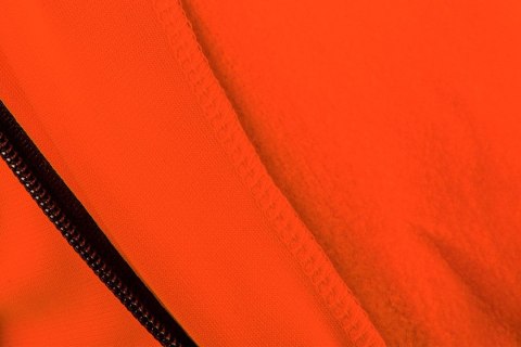 Bluza wyposażona w trzy kieszenie zapinane na zamek.