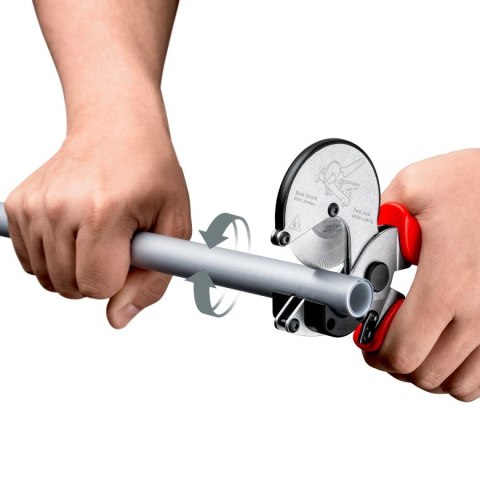 Chromowany obcinak Knipex z ergonomicznymi rękojeściami.