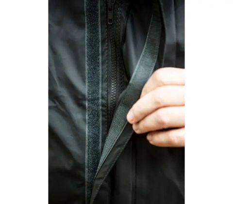 🧥 Zamek błyskawiczny z listwą przeciwwiatrową – dodatkowa bariera przed chłodem.