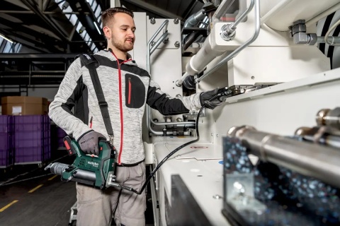 Akumulatorowa smarownica Metabo z wężem 1200 mm i zaworem odpowietrzającym.