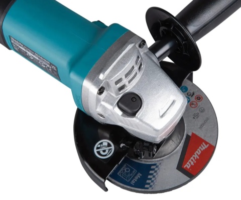 Makita 9558HNR – kompaktowa szlifierka z silnikiem 840 W.