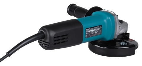 Makita 9558HNR – idealna do cięcia stali i betonu.
