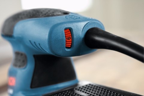 Bosch GEX 125-1 AE – kompaktowa szlifierka z regulacją obrotów i ergonomicznym uchwytem.