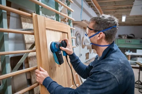Bosch GEX 125-1 AE – ergonomiczna, lekka szlifierka 1,3 kg do pracy nad głową.