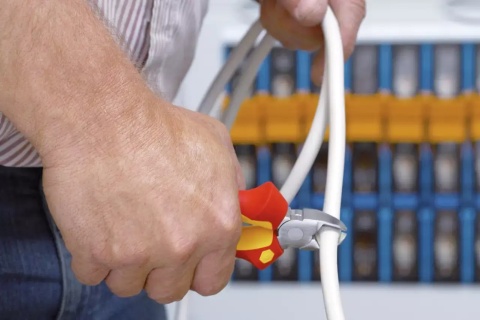 Szczypce Wiha z technologią DynamicJoint® i uchwytem OptiGrip.