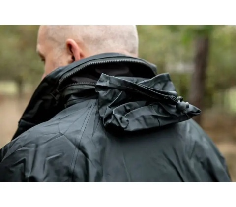 👕 Wysoki kołnierz i regulowany kaptur – lepsza ochrona szyi i głowy przed deszczem.