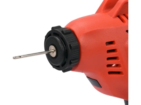 Pistolet do pompowania YATO YT-82895 ma lekką konstrukcję 0,8 kg i niskie drgania 2,33 m/s² dla wygody użytkownika.