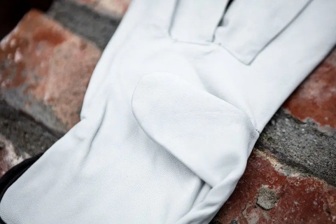 Skóra kozia zapewnia miękkość, trwałość i doskonałe czucie narzędzi podczas pracy.