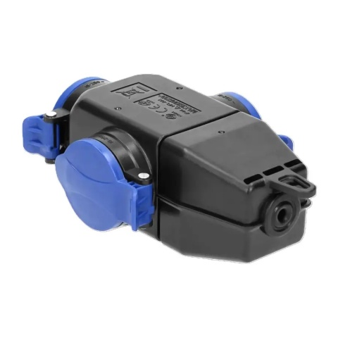 Trzy gniazda 2P+Z umożliwiają jednoczesne podłączenie wielu urządzeń.