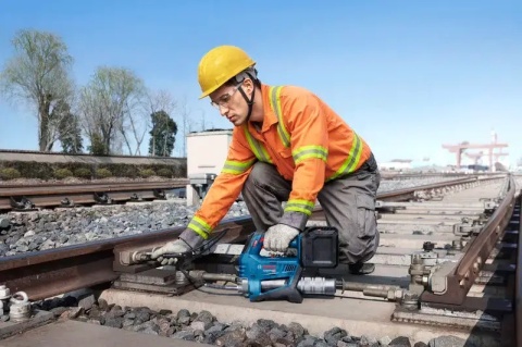 Smarownica Bosch GFP 18V-10 zapewnia równomierne dawkowanie i precyzyjną kontrolę.