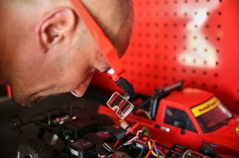 Soczewki z poliwęglanu są odporne na zarysowania i zapewniają klarowny obraz.