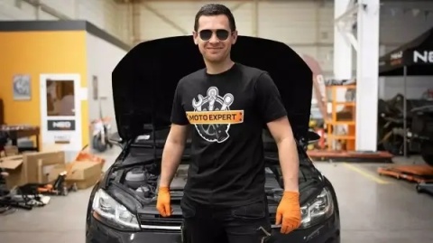 Czarna koszulka MOTO Expert z nadrukiem kluczy i tłoka podkreśla charakter i pasję użytkownika.